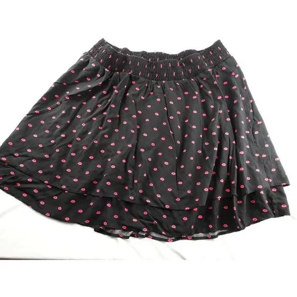 Torrid Women Kisses Skirt Size 2 - Picture 2 of 6